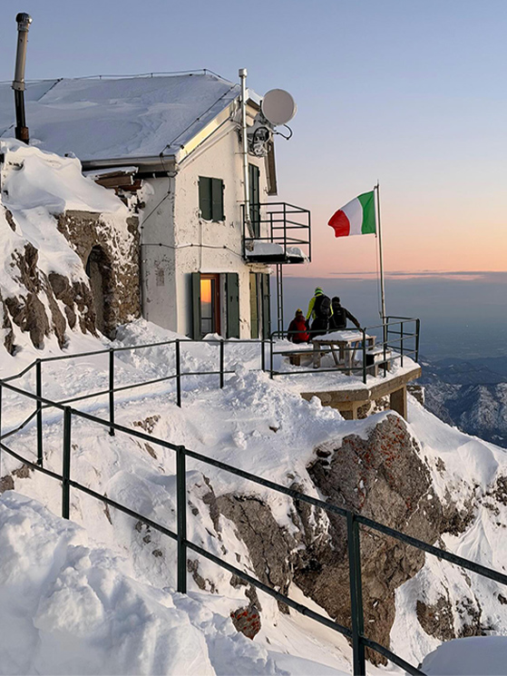 Almeno una volta all'anno, Conca e i suoi amici salgono quassù nelpomeriggio e ripartono l'indomani (immagine Instagram)