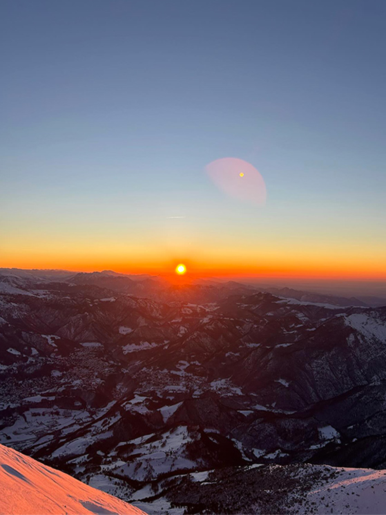 Il versante alpinisticamente più interessante scende verso la sponda est del Lago di Como (immagine Instagram)