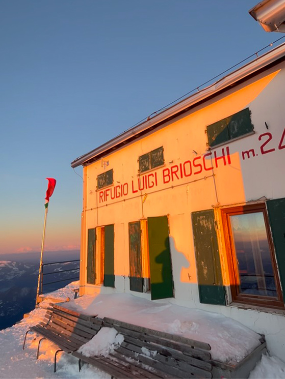 Il Rifugio Brioschi, a quota 2.410, sorge in provincia di Lecco ed è di proprietà del CAI di Milano (immagine Instagram)