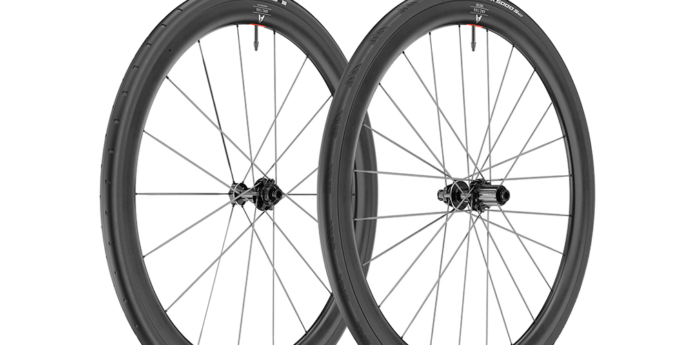 1174 grammi e raggi in carbonio. Le nuove DT Swiss da 38