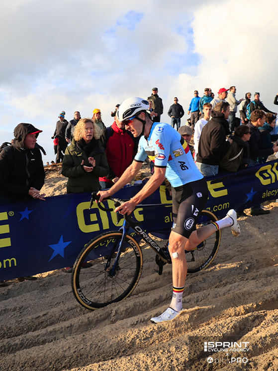 Una Orbea Orca (da strada) sul gradino più alto del podio nel cx