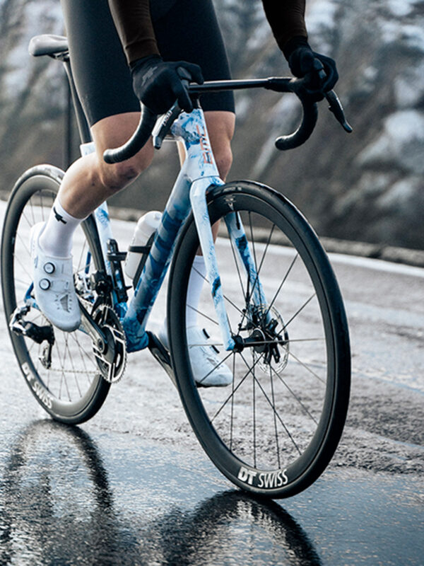 1174 grammi e raggi in carbonio. Le nuove DT Swiss da 38