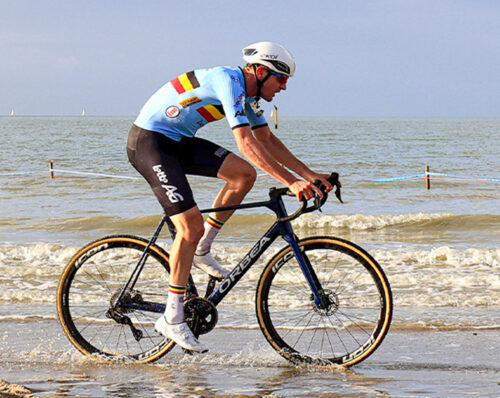 Una Orbea Orca (da strada) sul gradino più alto del podio nel cx