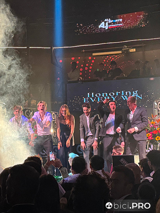 Brindisi finale sul palco per gi atleti rappresentati dalla società dei Carera