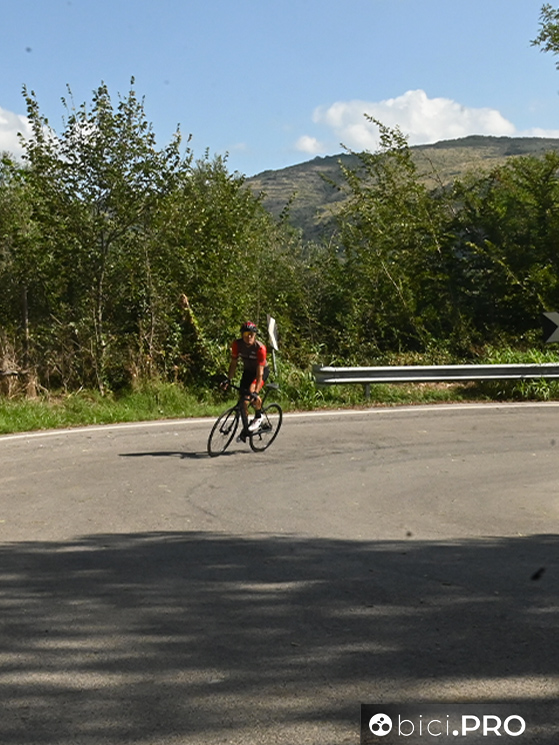 In salita la TCR Advanced 1 Kom è parsa leggera e maneggevole. Di certo non sembrava una "media gamma"