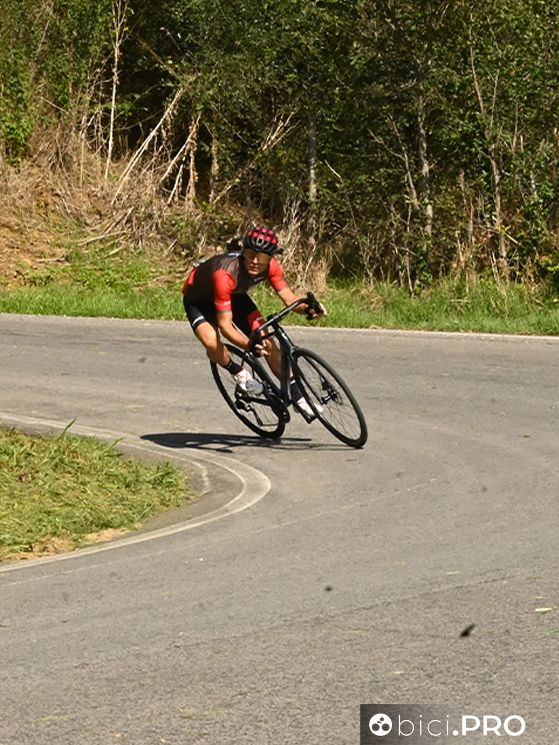In discesa è precisa, ma con ruote a più alato profilo o anche solo con coperture più larghe può esserlo di più