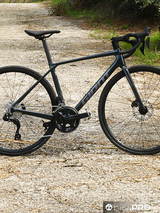 La Giant TCR Advanced: da questa stagione è disponibile anche nelle colorazioni Dreamy Blue (grigio) e Purple Haze (un blu elettrico)