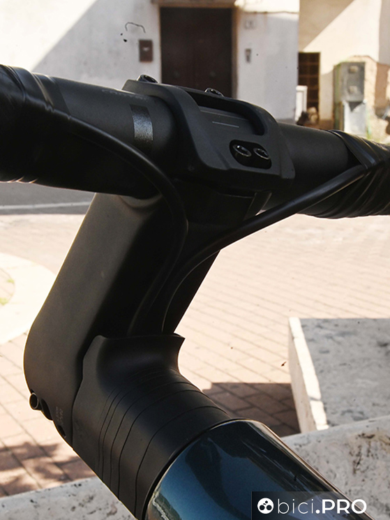 Il set integrato e gli spessori ad hoc per la TCR Advanced 1 Kom nascondono tutti i cavi