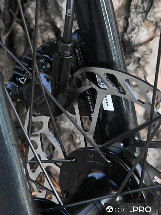 La frenata a disco con rotori da 160 mm garantisce potenza e modulabilità anche nelle discese più impegnative