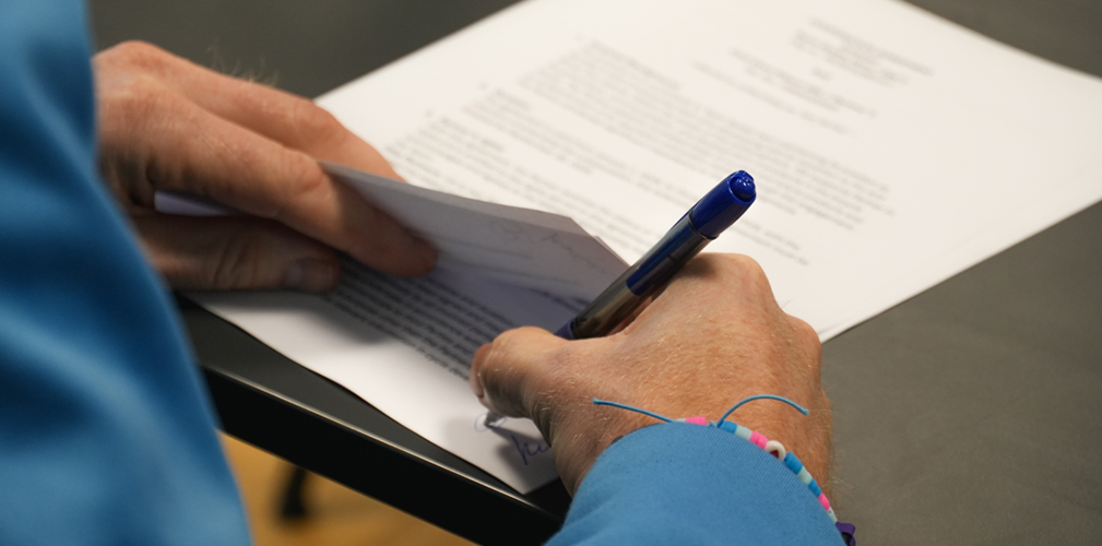 la firma che decreta la nascita del team Drali-Repsol, 2025