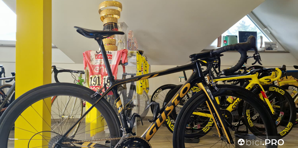 La bicic on cui Pogacar ha vinto il Tour de l'Avenir e dietro i trofei e le maglie conquistati negli anni alla UAE Emirates