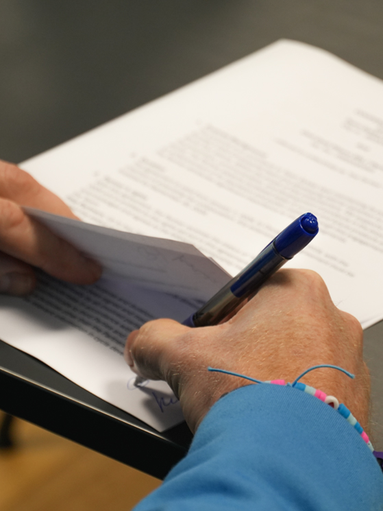 la firma che decreta la nascita del team Drali-Repsol, 2025