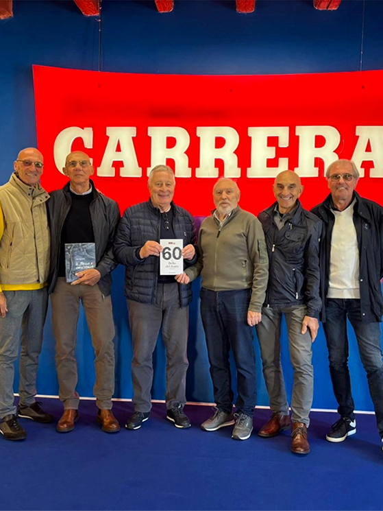 Da sinistra, nella sede Carrera, Bontempi, Ghirotto, Boifava, Tacchella, Perini e Leali, con il libro per i 60 anni di Carrera