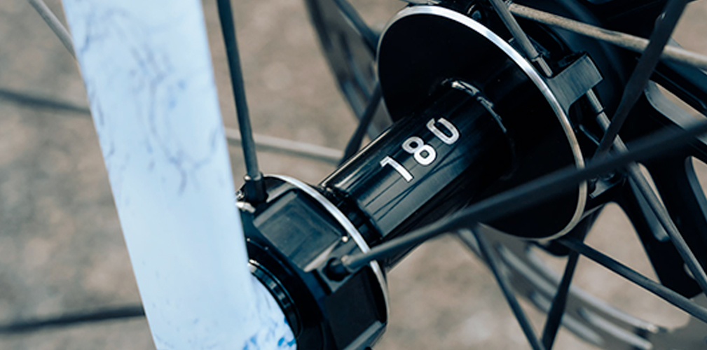 1174 grammi e raggi in carbonio. Le nuove DT Swiss da 38