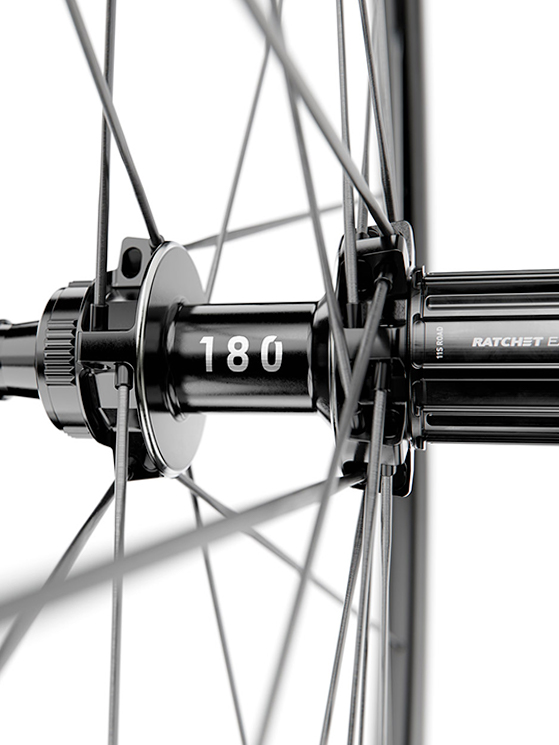 1174 grammi e raggi in carbonio. Le nuove DT Swiss da 38