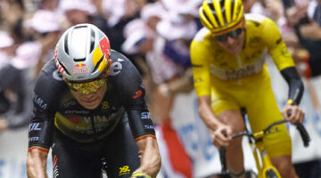 Tour de France 2025, Parigi, Montmartre, Wout Van Aert attacca, alle spalle c'è Tadej Pogacar