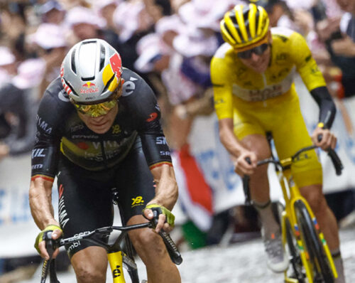 Tour de France 2025, Parigi, Montmartre, Wout Van Aert attacca, alle spalle c'è Tadej Pogacar