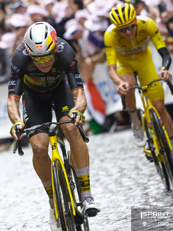 Tour de France 2025, Parigi, Montmartre, Wout Van Aert attacca, alle spalle c'è Tadej Pogacar