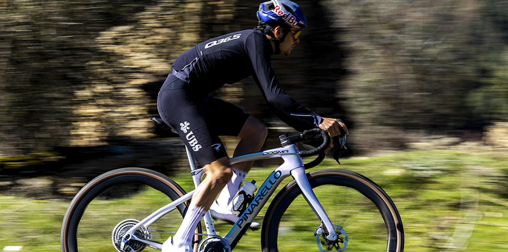 Tom Pidcock prova la nuona Pinarello da gravel (foto Roberto Bragotto)