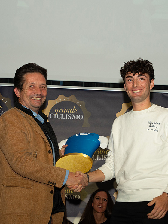 Enzo Vicennati consegna a Giaanmarco Garofoli il premio della serata