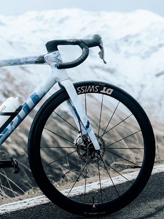 1174 grammi e raggi in carbonio. Le nuove DT Swiss da 38