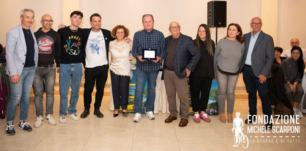 La Fondazione Scarponi, la famiglia e i suoi amici. La seconda da destra è l'autrice Alessandra Giardini
