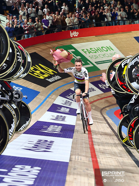 Quando lo speaker lo ha chiamato, Viviani è stato acclamato dal publbico e ha pedalato per l'ultimo giro di pista