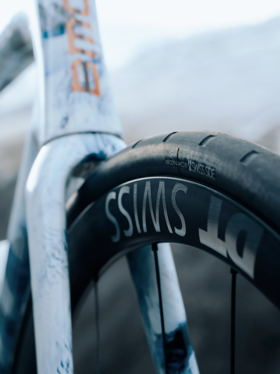 1174 grammi e raggi in carbonio. Le nuove DT Swiss da 38