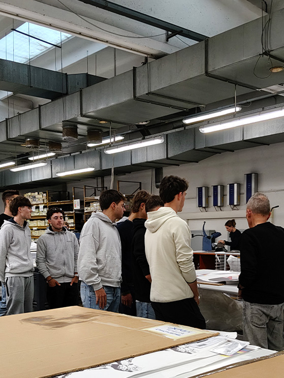 Fasi di lavorazione. I corridori del Sissio Team si sono resi conto di cosa ci sia dietro i capi che vestono in gara