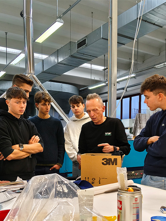 C'è tanta tecnologiadietro ongi lavorazione nell'abbigliamento ciclistico, dai fili ai tessuti