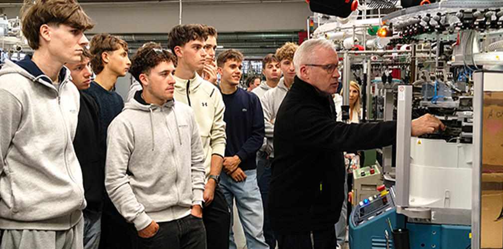 Fasi di lavorazione. I corridori del Sissio Team si sono resi conto di cosa ci sia dietro i capi che vestono in gara