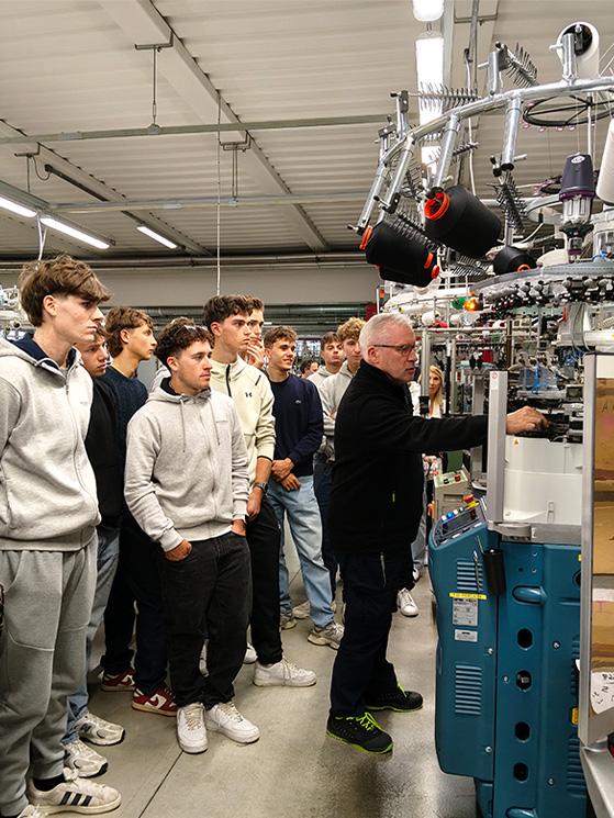 Fasi di lavorazione. I corridori del Sissio Team si sono resi conto di cosa ci sia dietro i capi che vestono in gara