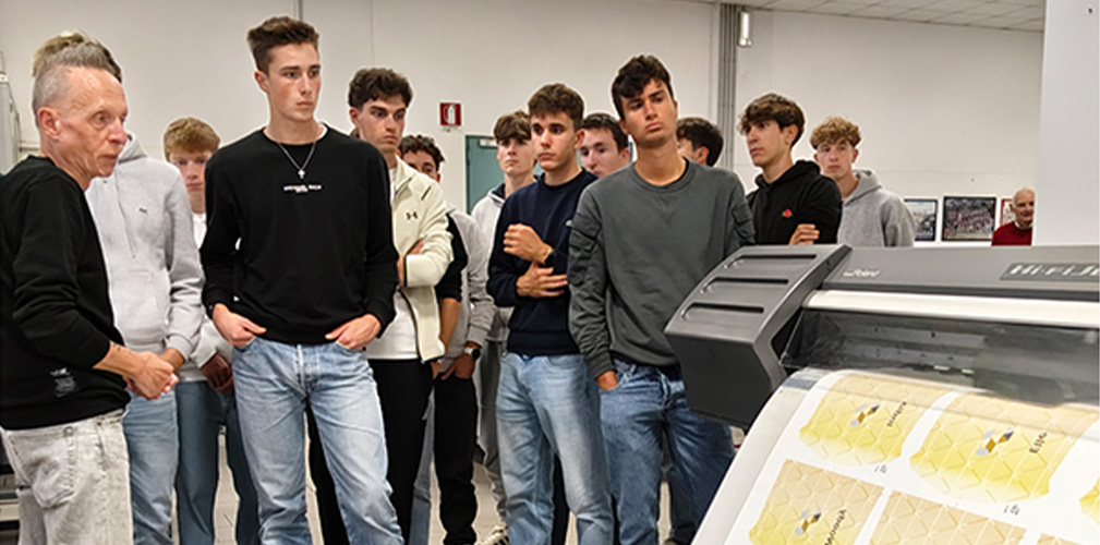 Il plotter stampa le grafiche delle maglie. Qui nasce anche l'abbigliamento della Red Bull, della SD Worx, della Canyon Sram