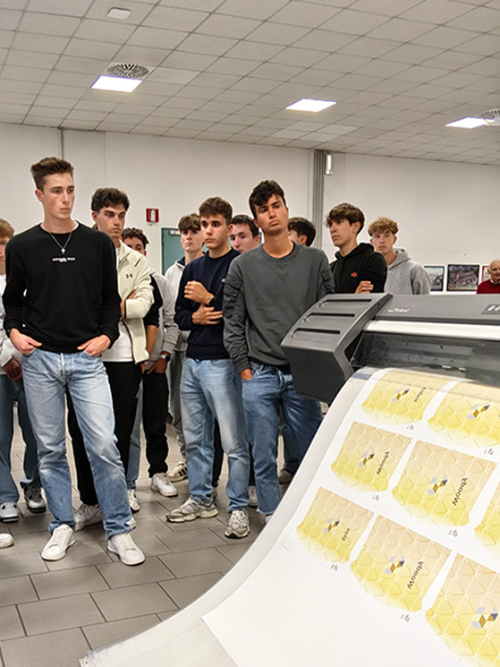 Il plotter stampa le grafiche delle maglie. Qui nasce anche l'abbigliamento della Red Bull, della SD Worx, della Canyon Sram