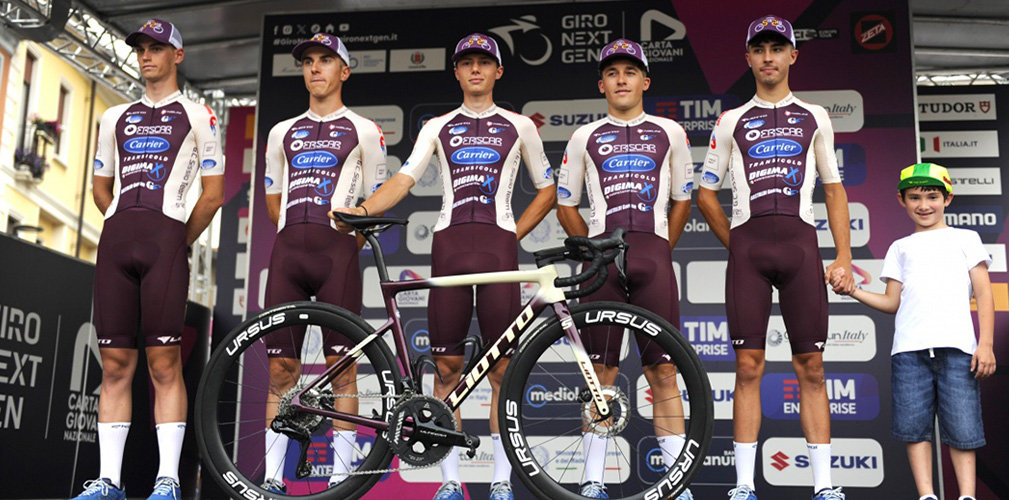 Il Sissio Team ha vissuto un profono rinnovamento negli ultimi due anni: qui sul palco del Giro Next Gen (photors.it)
