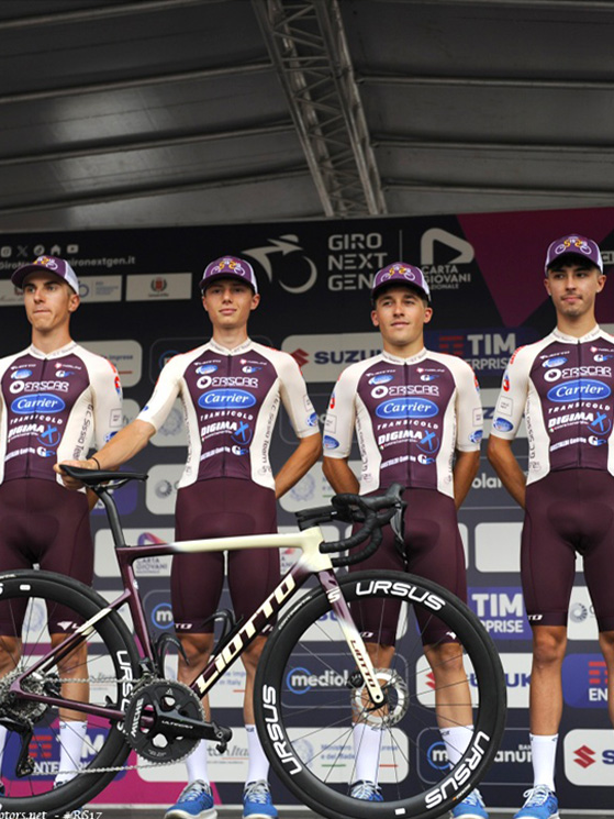 Il Sissio Team ha vissuto un profono rinnovamento negli ultimi due anni: qui sul palco del Giro Next Gen (photors.it)