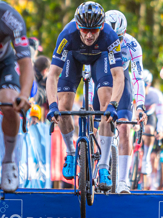 Una Orbea Orca (da strada) sul gradino più alto del podio nel cx