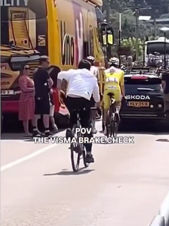Tour de France 2025, partenza da Vif, incidente di Tadej Pogacar con l'ammiraglia della Visma Lease a Bike (immagini ITV Cycling)