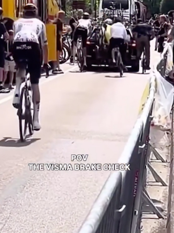 Tour de France 2025, partenza da Vif, incidente di Tadej Pogacar con l'ammiraglia della Visma Lease a Bike (immagini ITV Cycling)