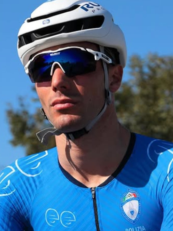 Il veneto milita nelle Fiamme Azzurre per quel che riguarda l'attività su pista