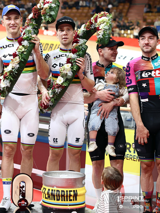 Il podio finale della 6 Giorni di Gand con Viviani a destra. Ultima gara, ultimo alloro...