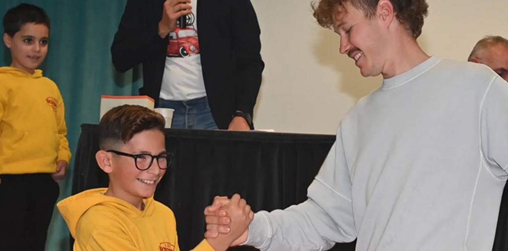 Una chiacchiera e una stretta di mano con un pro'. Basta poco per rendere magici certi momenti dei giovani ciclisti