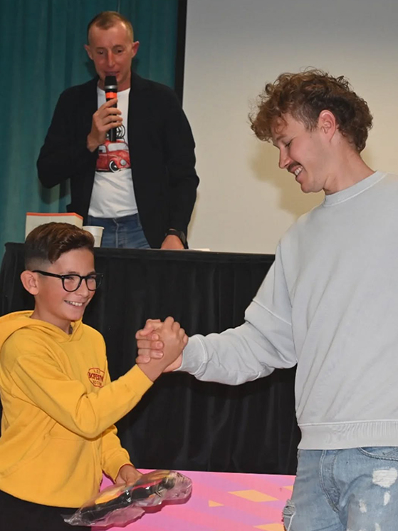 Una chiacchiera e una stretta di mano con un pro'. Basta poco per rendere magici certi momenti dei giovani ciclisti