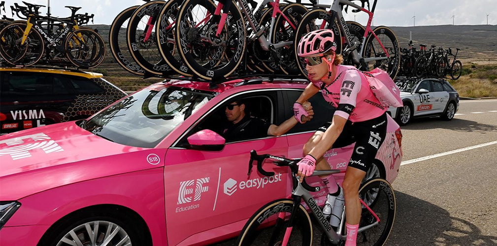 Sebastian Langeveld sull'ammiraglia del team americano. Il diesse olandese si è ritirato nel 2022