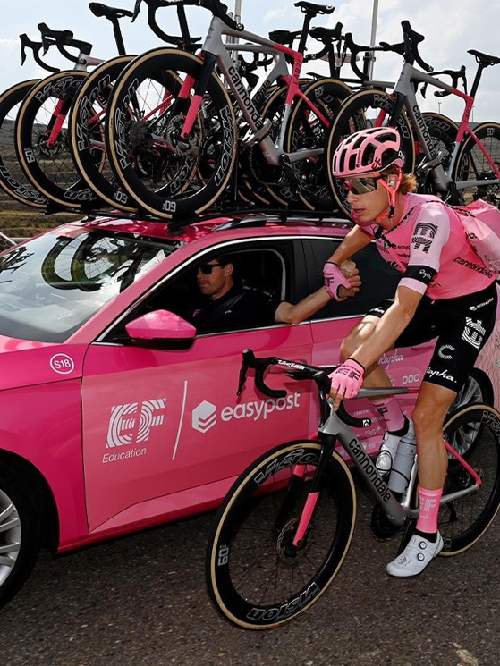 Sebastian Langeveld sull'ammiraglia del team americano. Il diesse olandese si è ritirato nel 2022