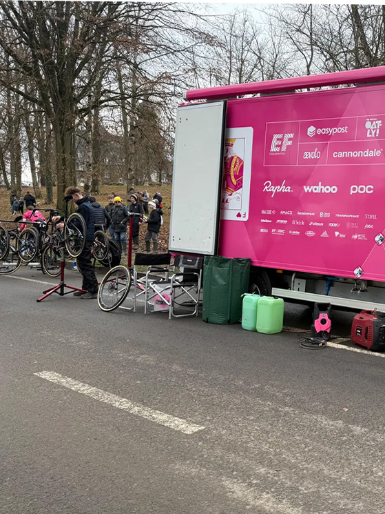 Per sostenere i fratelli Agostinacchio nel cross, l'EF Education EasyPost ha messo su un team apposito