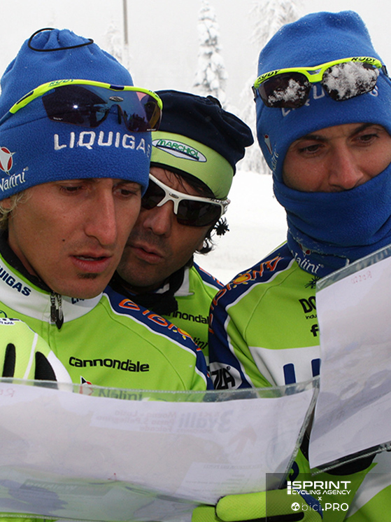 Con Pellizotti e Basso, nel ritiro invernale di Passo San Pellegrino 2009-2010 con la Liquigas: Conte è un diesse al debutto
