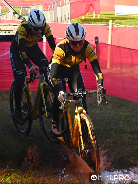 Le ragazze del eam FAS Airport Service – Guerciotti prove di sabbia e d'acqua