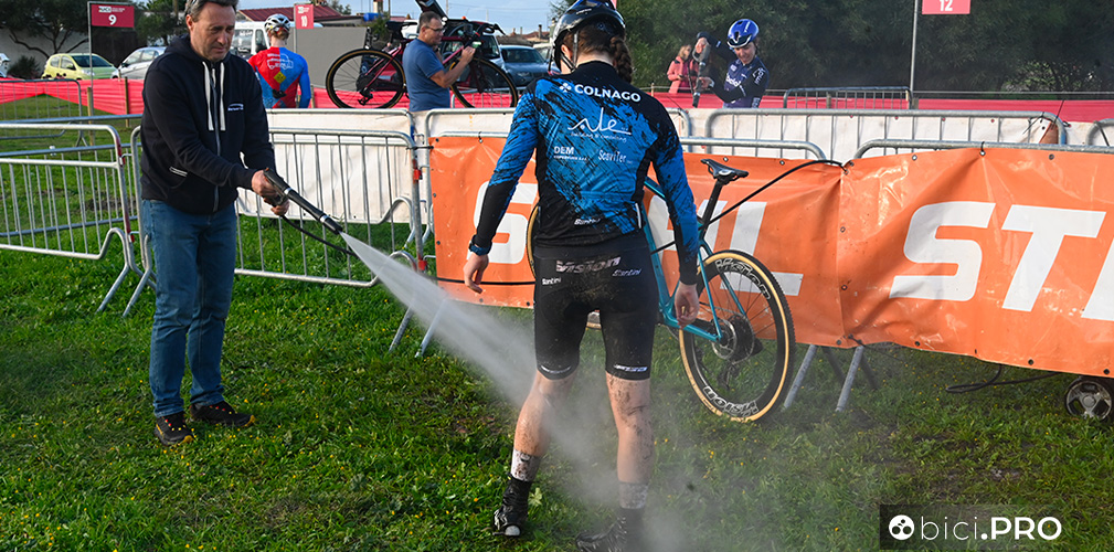In casa ALE Colnago anche le atlete si puliscono così: impossibile prtare tutto quel fango nel camper