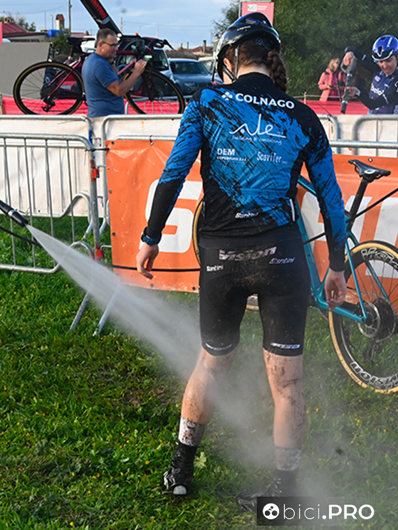 In casa ALE Colnago anche le atlete si puliscono così: impossibile prtare tutto quel fango nel camper